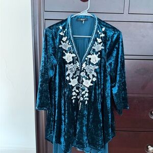 ANDREE BY UNIT Teal Velvet Top with White Floral Embroidery
